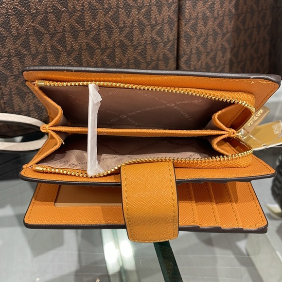 MICHAEL KORS
Medium Crossgrain Leather Wallet
Cider
NWT - Picture 13 of 16